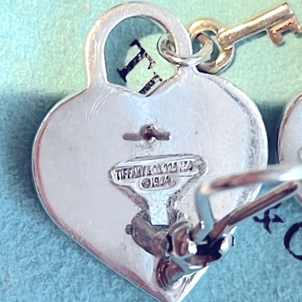 ♡Tiffany & Co™ Vintage Heart Lock &+ Key Earrings. 18K Gold w/ Sterling Silver♡ - Picture 4 of 5